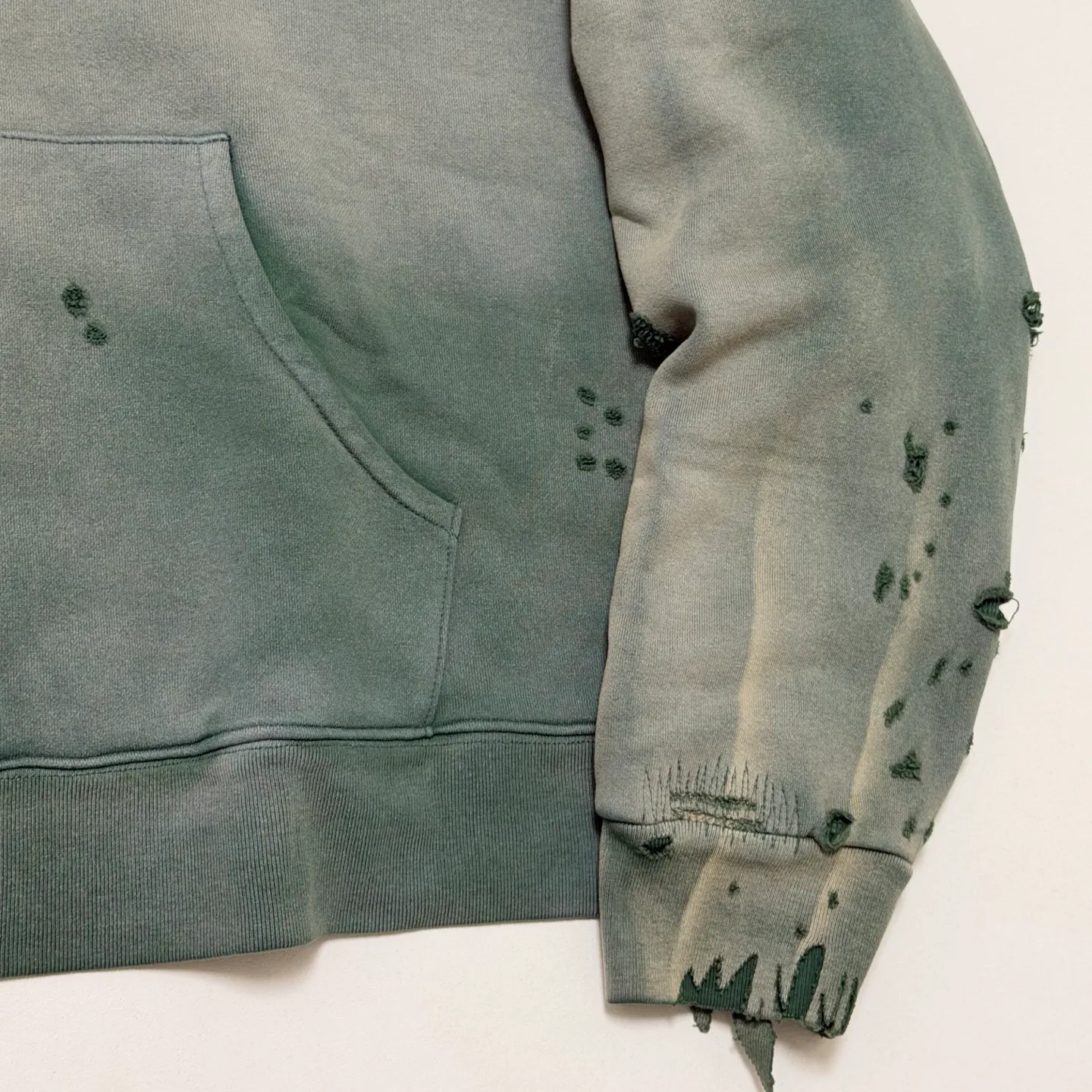 SAINT Mxxxxxx DBL FACE ZIP UP HOODIE/GREEN Double-layer destroyed waffle zipper jacket, washed green S-XL, a style that has been used in the summer. After continuous fine polishing, it has finally been shipped. The finished product is simply a work of art. Super heavy washing and distressing. Multiple water fades. Excessive hand-made wormhole destruction processing. Deconstruction and reorganization embroidery technology. Custom-made zippers with LOGO. The color details of the zipper webbing are also correct. Original grade fruit main label and wash water label. Top purchasing grade. A layer of waffle fabric is added to the inner lining to make the overall texture stronger and increase the comfort and warmth of the wearer.
